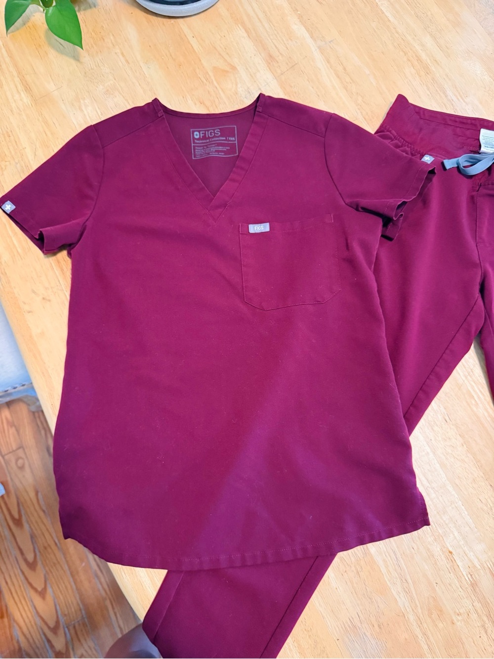 FIGS XXS Catarina scrub top in burgundy and XXS joggers